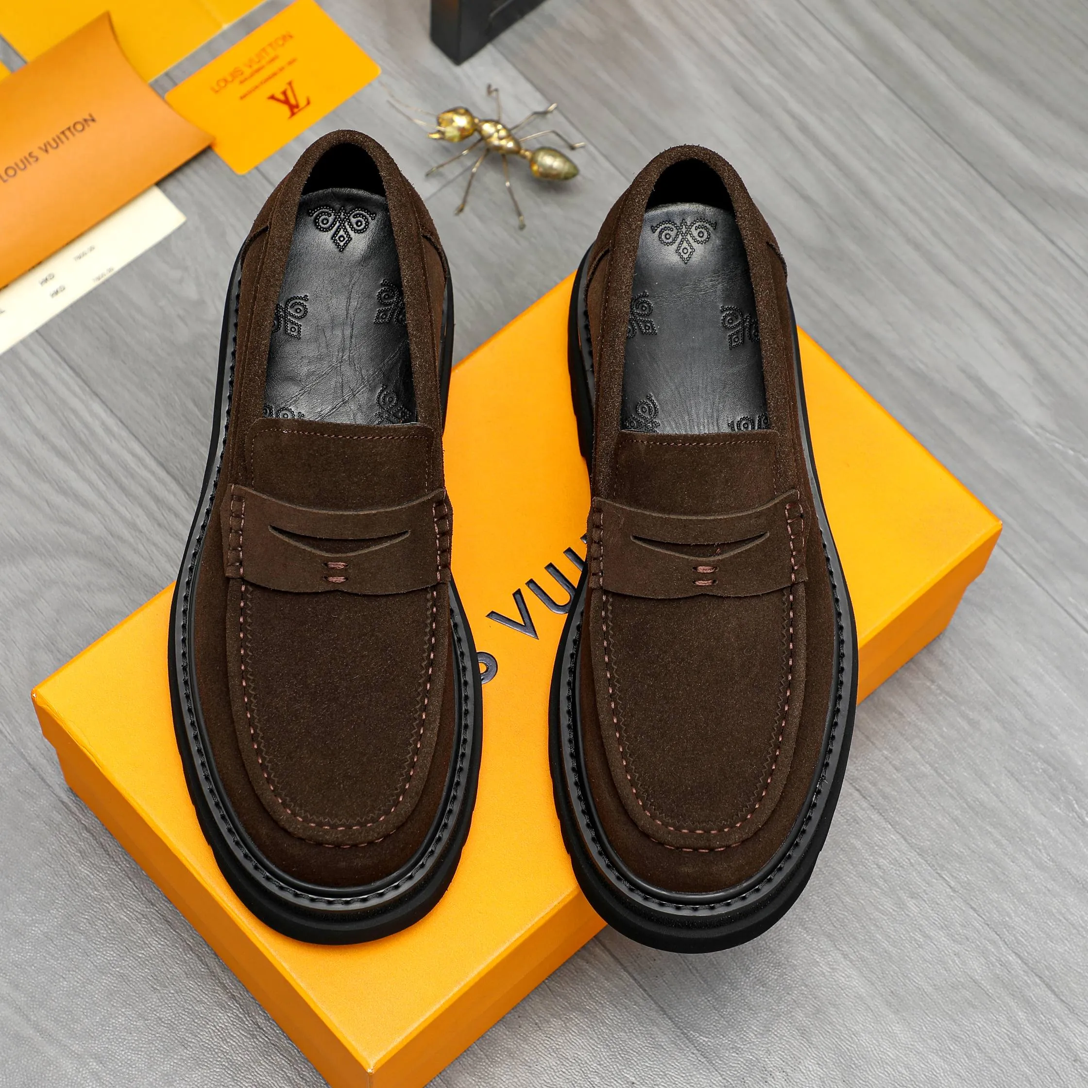 Men's shoes 💰620 Product trademark: LV "Louis Vuitton" business casual slip-on leather shoes Regular size: 37-46 Product material: Selected high-quality frosted cowhide upper, pigskin lining, rubber outsole